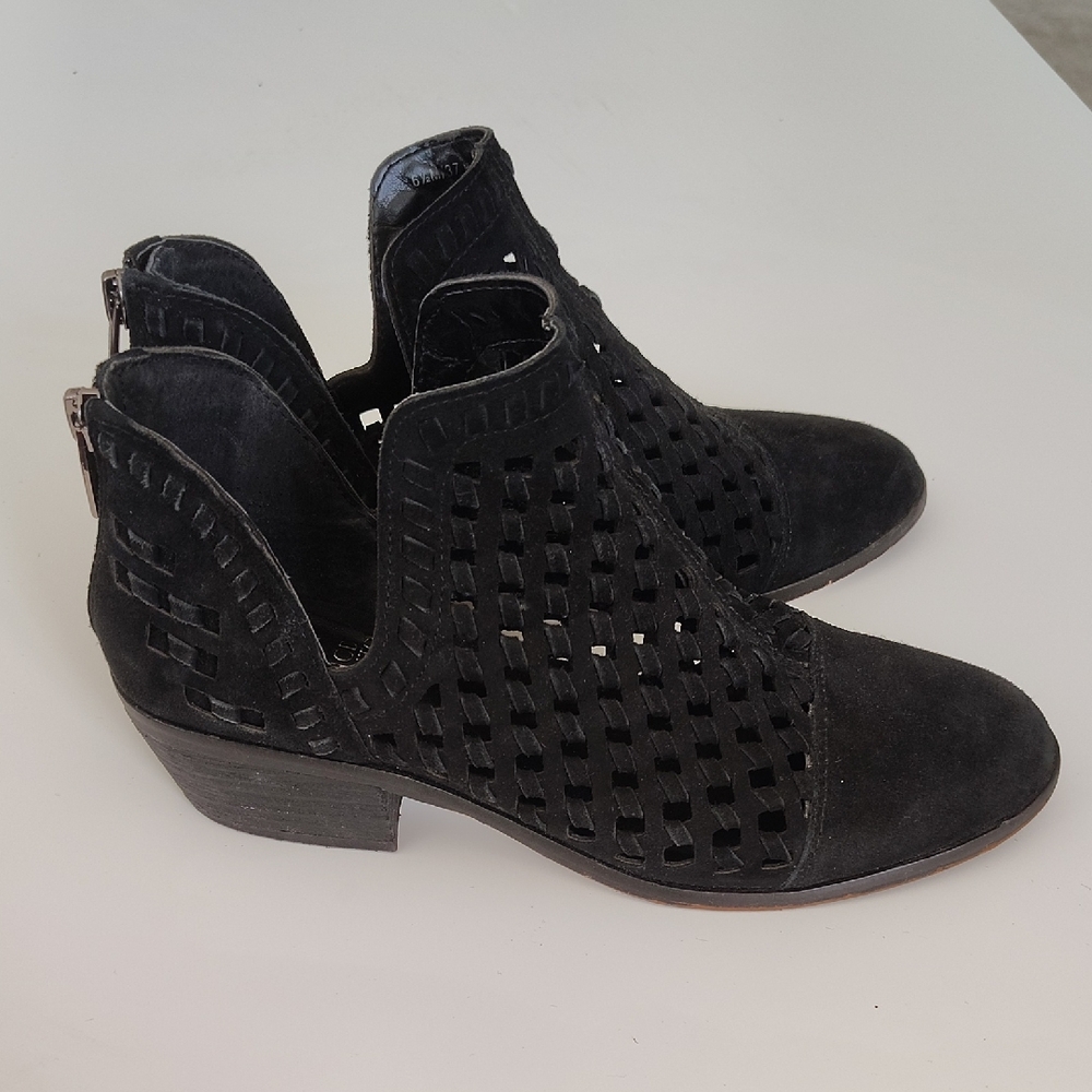 Vince Camuto Black Zip Back VC Phortiena Women’s 8 Zip Back Shoes